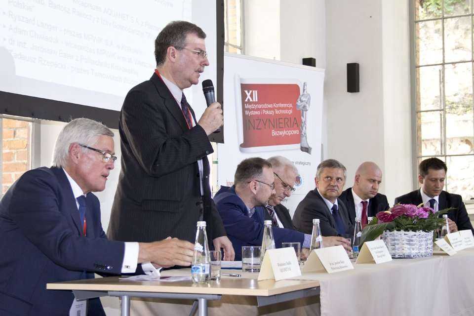 Panel dyskusyjny: Bezwykopowa budowa przyłączy. Dr inż. Jarosław Bajer z Politechniki Krakowskiej / fot. Quality Studio dla www.inzynieria.com