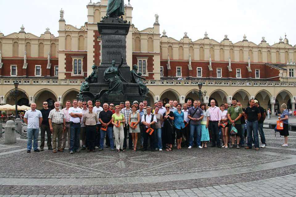 Uczestnicy Konferencji przed Sukiennicami podczas wycieczki do muzeum w podziemiach Rynku Krakowskiego