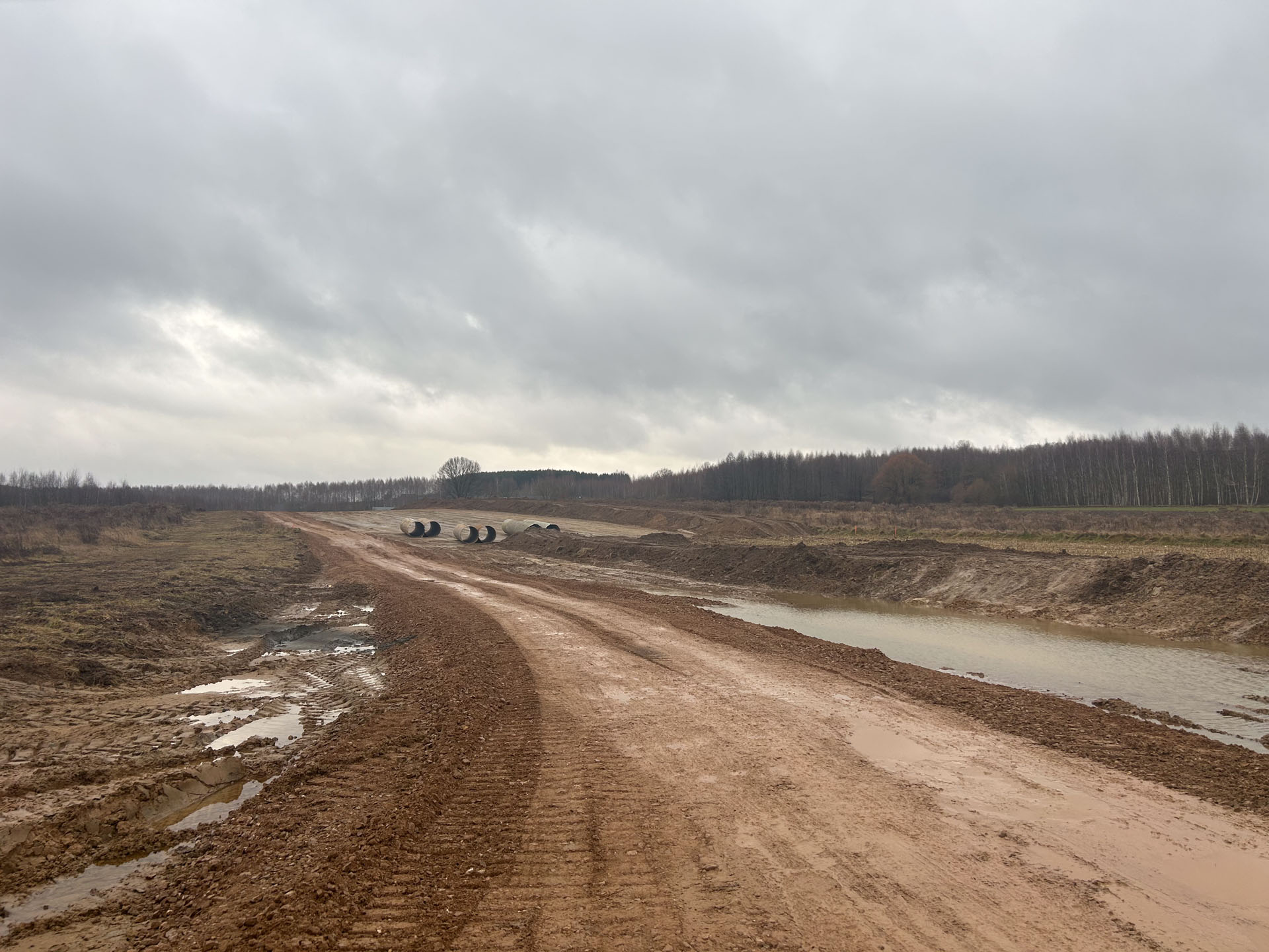 Miejsce do składowania materiałów budowlanych, w tym rejonie powstanie wiadukt w ciągu S74. GDDKiA