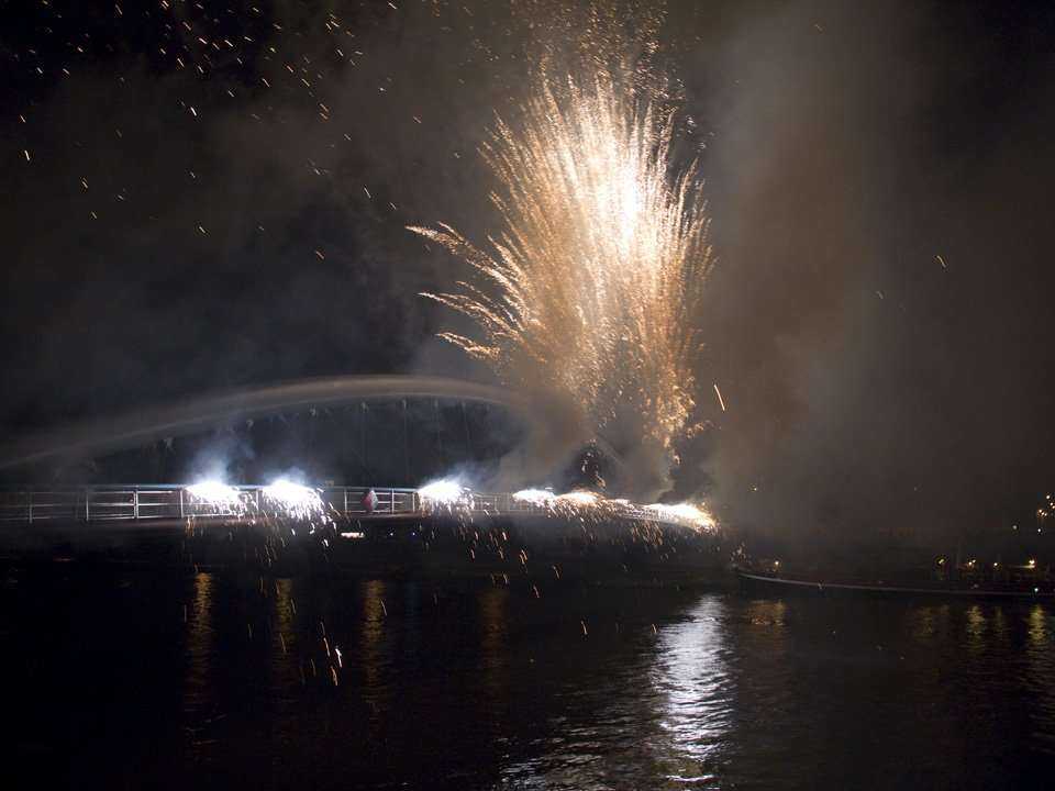 Uroczystości towarzyszył efektowny pokaz ogni sztucznych (Fot. Teresa Borzęcka, www.inzynieria.com)