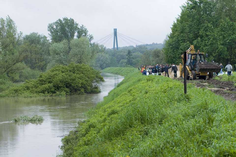 odbudowa wału przeciwpowodziowego w okolicy ul. Wioślarskiej - w akcji udział biorą żołnierze, straż pożarna i wolontariusze