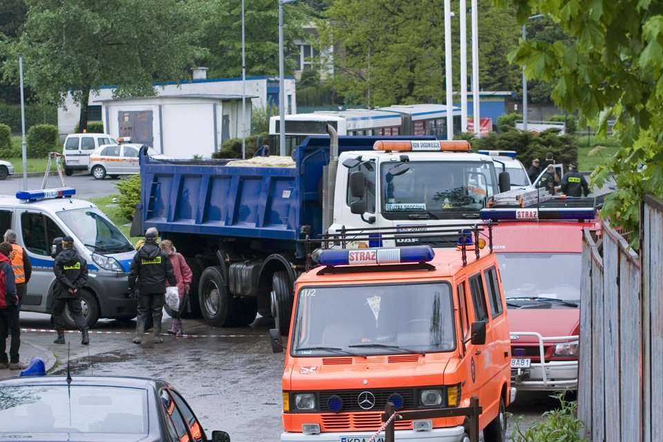odbudowa wału przeciwpowodziowego w okolicy ul. Wioślarskiej - w akcji udział biorą żołnierze, straż pożarna i wolontariusze