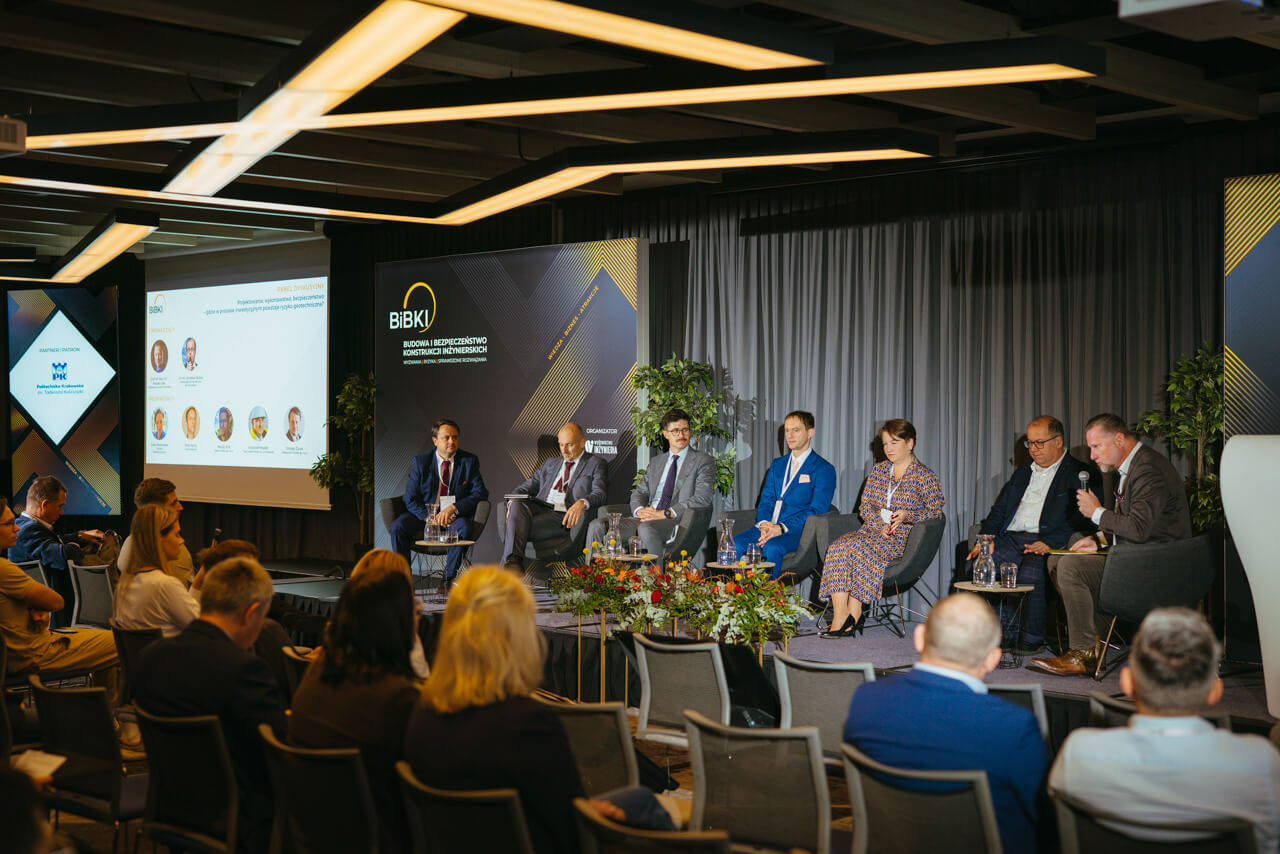 Panel otwierający. Od lewej: Tomasz Żyrek (Soletanche Polska), Krzysztof Migdał (Trasa Łagiewnicka w Krakowie), Maciej Król (Keller Polska), dr inż. Piotr Kanty (Grupa Menard), Julita Borkowska (GDDKiA), dr inż. Jarosław Rybak (Uniwersytet Przyrodniczy we Wrocławiu), prof. dr hab. inż. Marek Cała (AGH). Fot. Quality Studio dla inzynieria.com