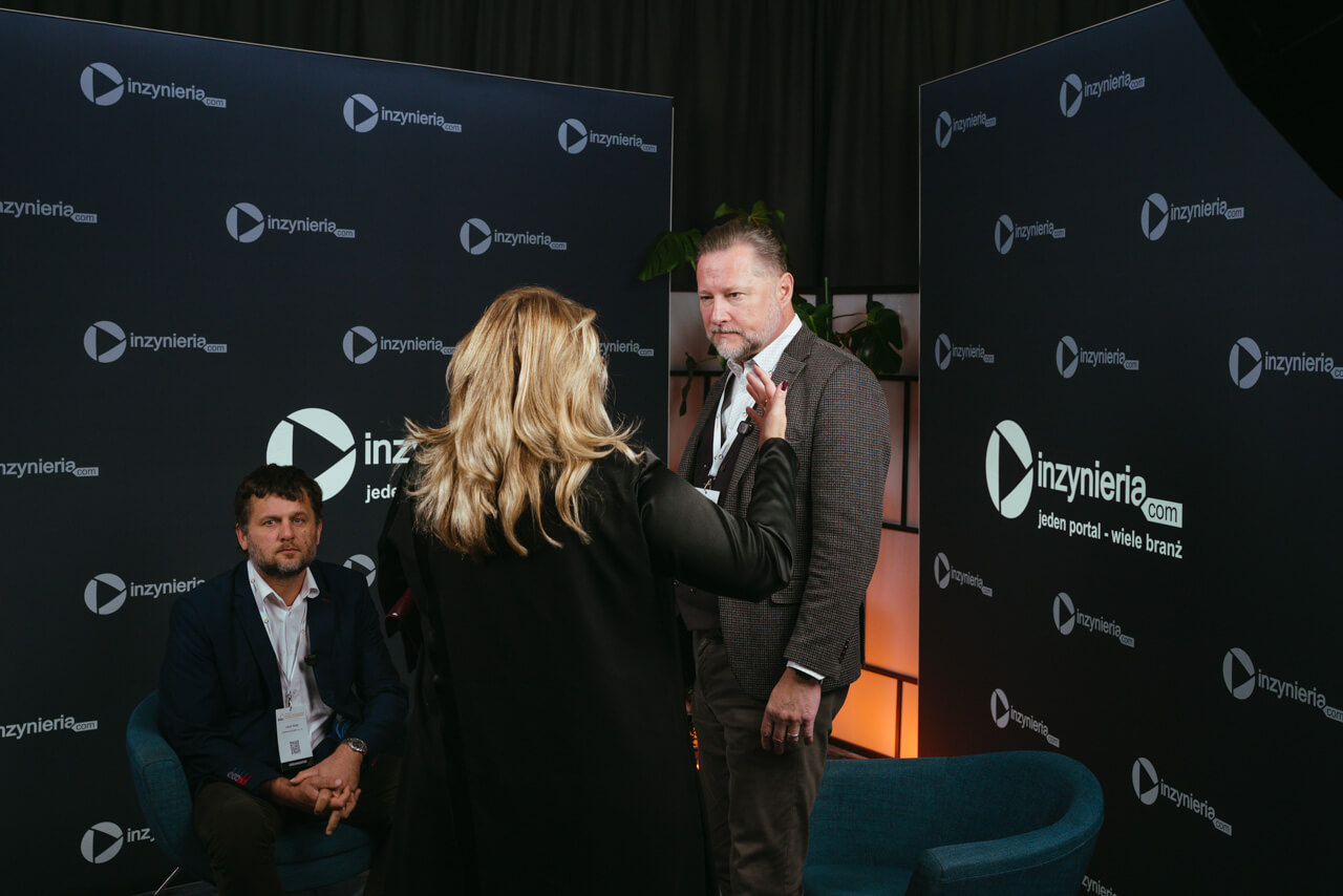 Studio nagrań Wydawnictwa INŻYNIERIA. Od lewej: Łukasz Madej (Wydawnictwo INŻYNIERIA), przewodnicząca konferencji Monika Socha-Kośmider, prof. dr hab. inż. Marek Cała (AGH). Fot. Quality Studio dla www.inzynieria.com