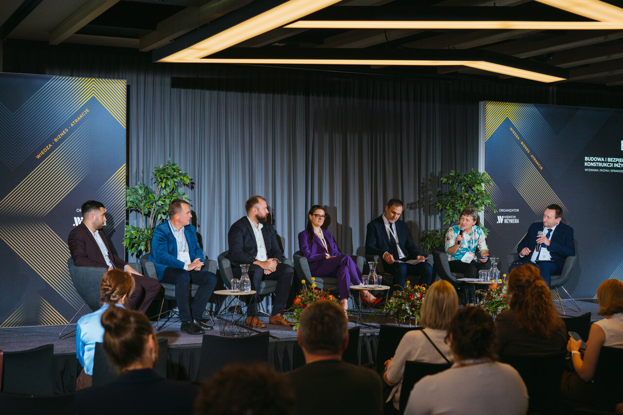 Panel podsumowujący. Od lewej: Karol Wachowicz (Leica Geosystems), Zbigniew Szweda (GDDKiA), Michał Sołtysik (Soley), Anna Lenart (DMT Engineering), dr hab. inż. Grzegorz Kacprzak, prof. PW (Politechnika Warszawska), prof. dr hab. inż. Joanna Bzówka (Politechnika Śląska) oraz prof. dr hab. inż. Paweł Popielski (Politechnika Warszawska). Fot. Quality Studio dla inzynieria.com