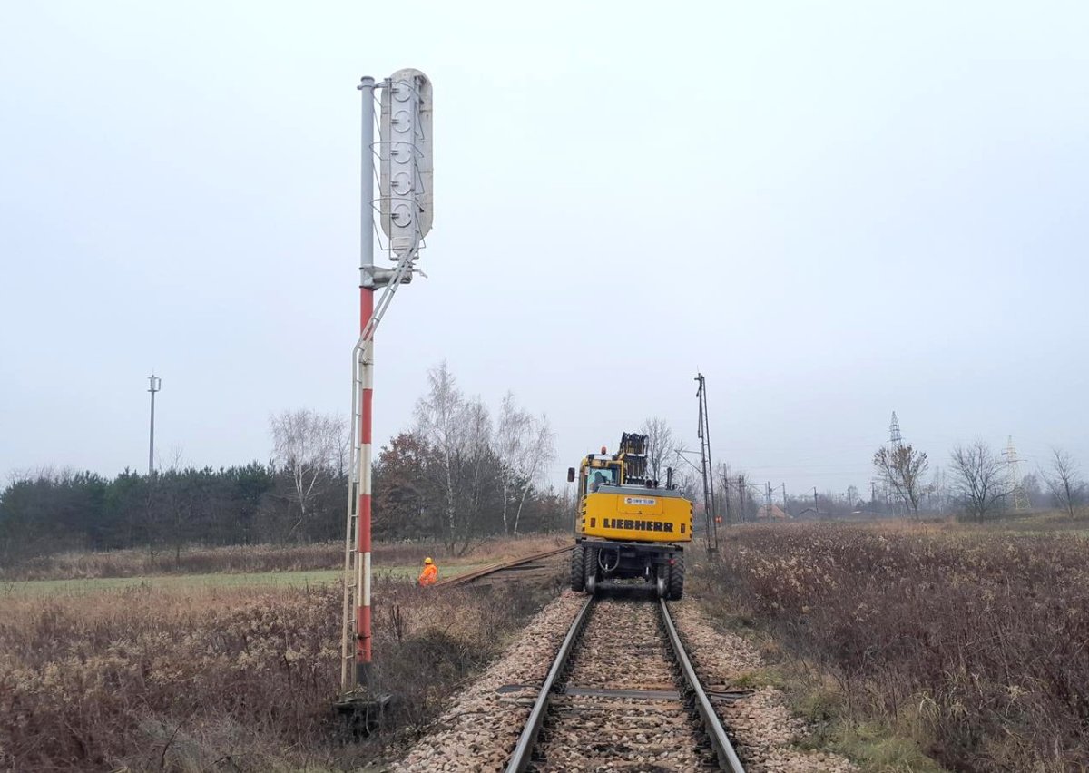 Relokacja szyn na linii kolejowej nr 25 Tarnobrzeg–Ocice. Fot. Paweł Babiarz/PKP PLK