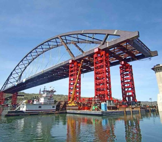 Rekordowy montaż przęsła mostu kratownicowego