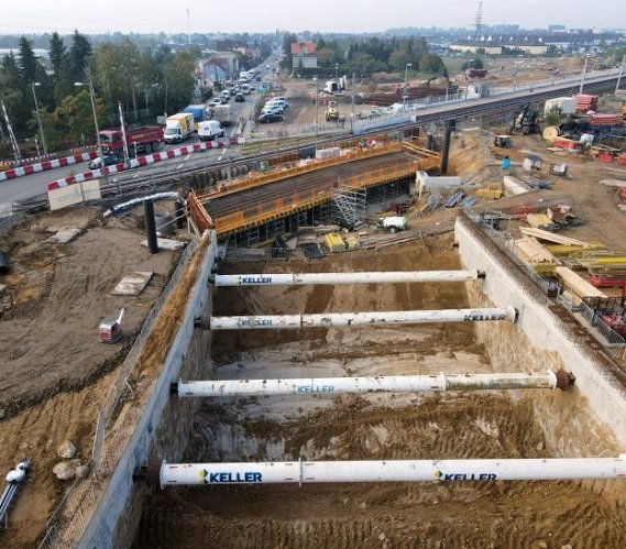 Linia Warszawa–Berlin zyska wiadukt. Budowa trwa