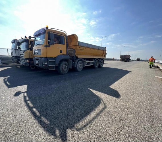 Sześć ciężarówek, 190 ton balastu – testy wiaduktu we Wrocławiu