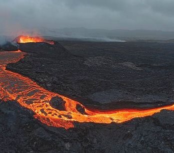Islandia. Wulkan znów aktywny. Miasteczko chroni się przed lawą