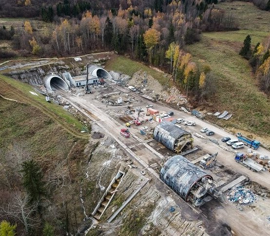 Droga ekspresowa S1. Tunele rozdzieli estakada. Przelot nad  budową