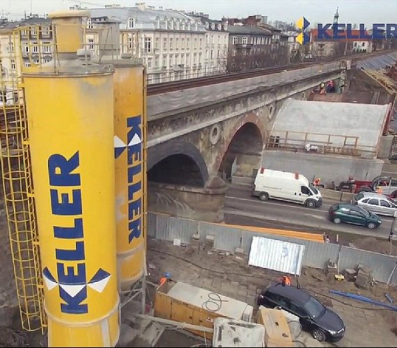 Modernizacja linii kolejowej E30 w Krakowie: kolumny DSM wykonane przez Keller Polska