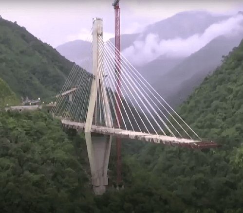 Zniszczono częściowo zawalony most w Kolumbii