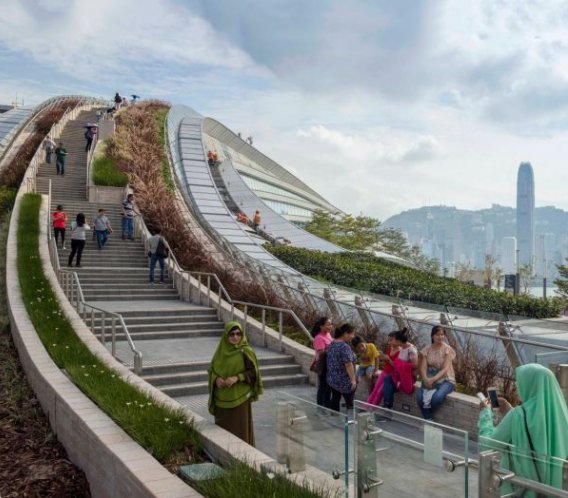 Zamiast poczekalni: taras widokowy na dworcu w Hong Kongu