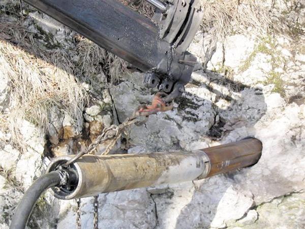 Fot. 1. Wbijanie rur stalowych za pomocą maszyny GRUNDORAM OLYMP
