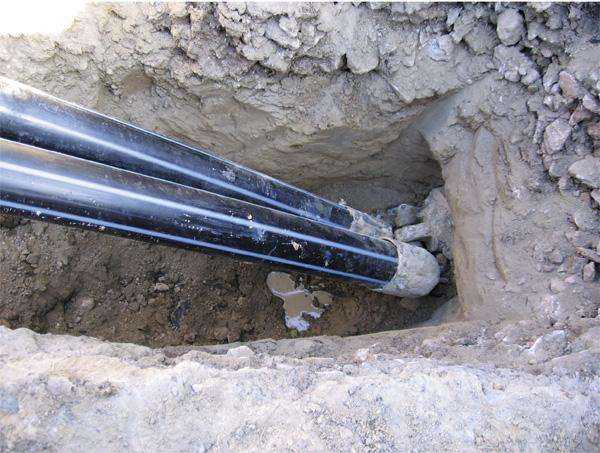 Fot. 3. Proces rozwiercania wstecznego do średnicy 250 mm połączony z wciąganiem rur HDPE 2x110 mm