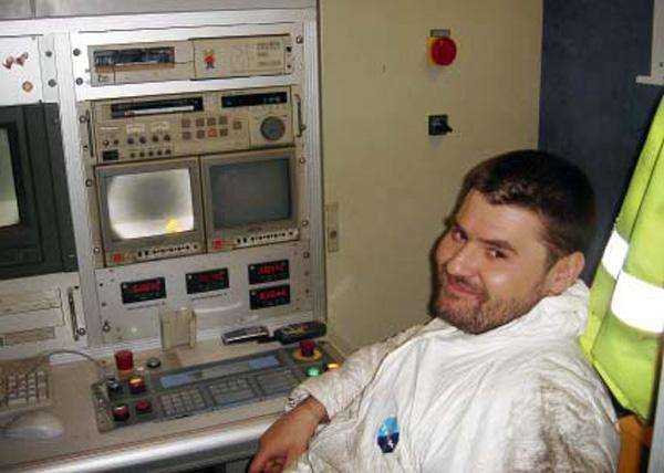 Fot. 4. Operator przy pulpicie sterowniczym zestawu do utwardzania rękawa przy pomocy UV