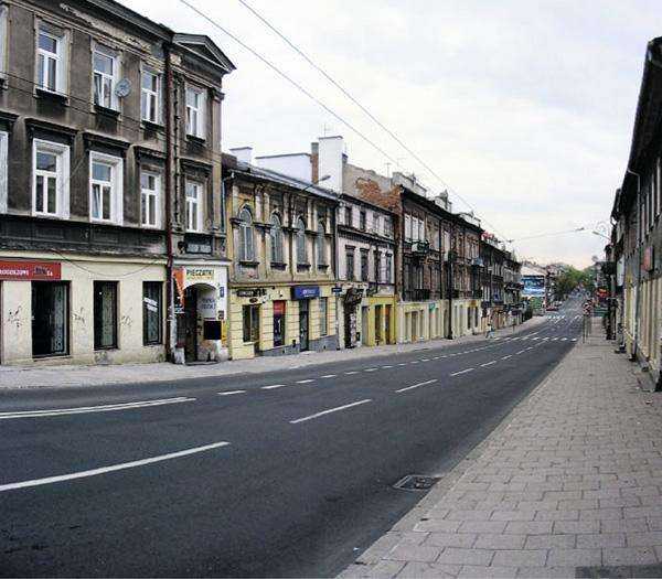Fot. 5. Lublin, ul. Lubartowska. Szerokość chodnika 2 m, kamienice po obu stronach ulicy.