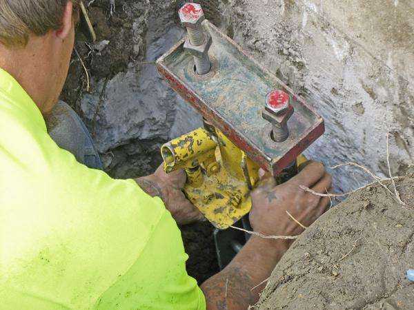 Fot. 4. Sprężanie pala siłownikiem hydraulicznym