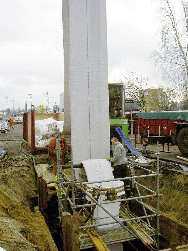 Fot. 3. Instalacja rękawa DN1000 - 162 mb. Kanał położony na głębokości ok. 8 mb.