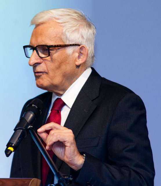 Prof. Jerzy Buzek, były premier RP, były Przewodniczący Parlamentu Europejskiego, członek komisji przemysłu, badań i energii, szef zespołu ekspertów Wspólnoty Energetycznej